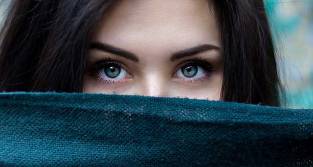 Hvad siger din øjenbrynsfarve om dig? En psykologisk analyse